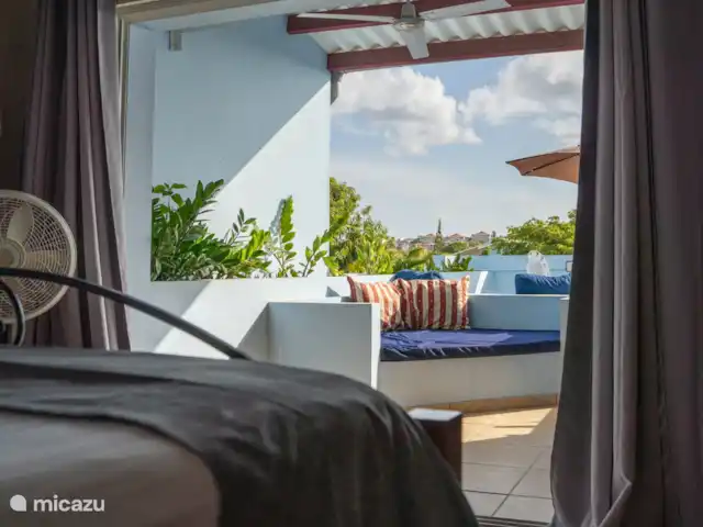 Nemah Curaçao - Azure Haven | Curaçao, Curaçao-Centre, Boca St. Michiel - studio De l’intérieur, vous aurez une vue magnifique sur le porche supérieur et la nature environnante, parfaite pour un moment de tranquillité tout en admirant l’extérieur.