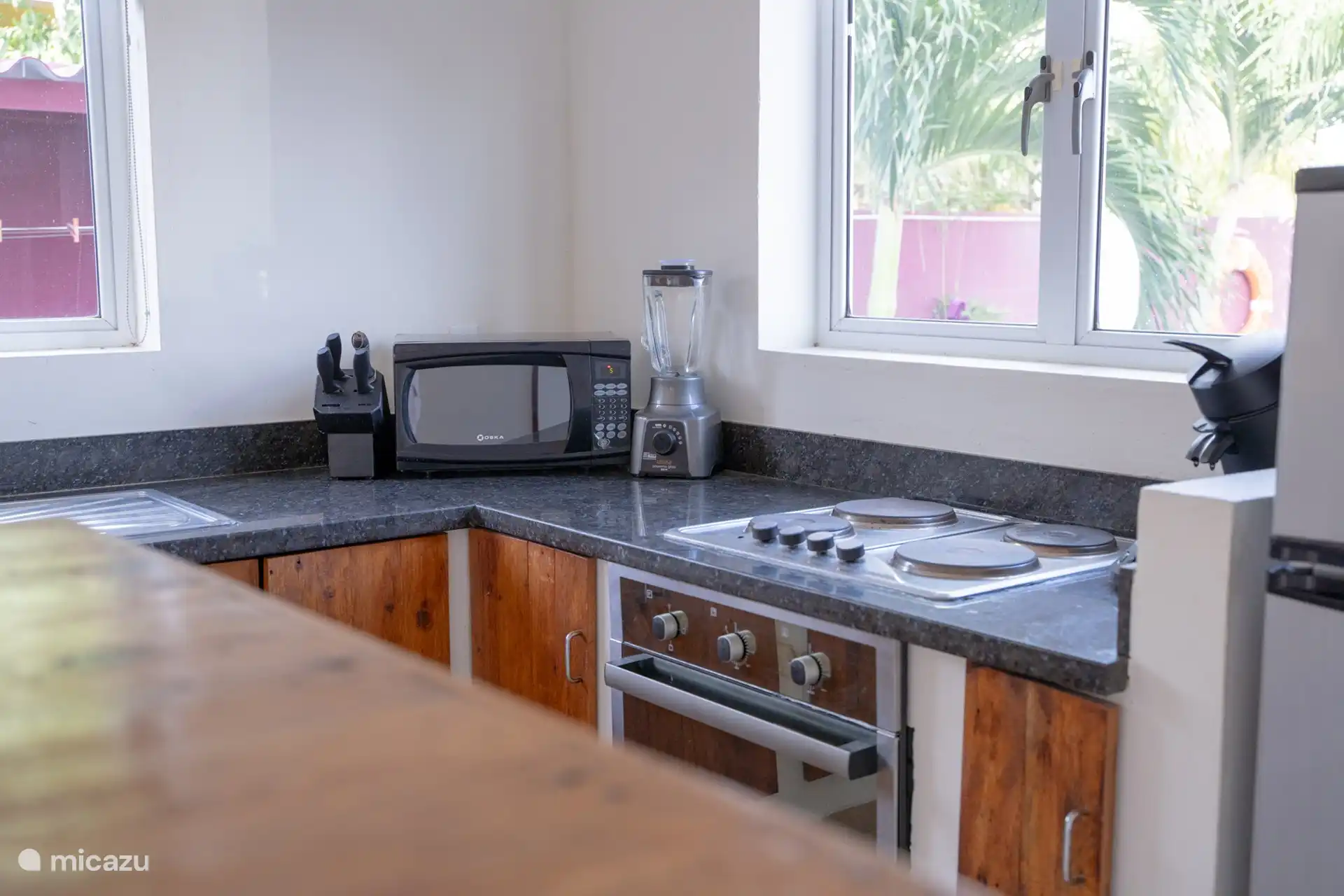 Voll ausgestattete offene Küche mit Mikrowelle, Backofen, Kühlschrank, Herd und allem, was Sie brauchen, um während Ihres Aufenthalts selbst zu kochen.