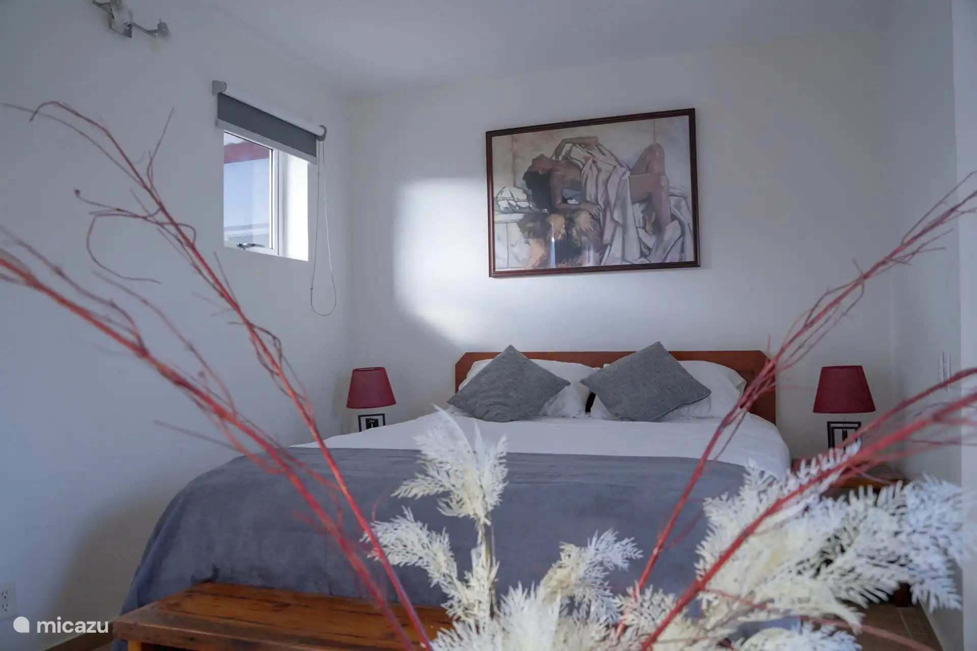 Gemütliches Schlafzimmer im Erdgeschoss mit bequemem Bett.