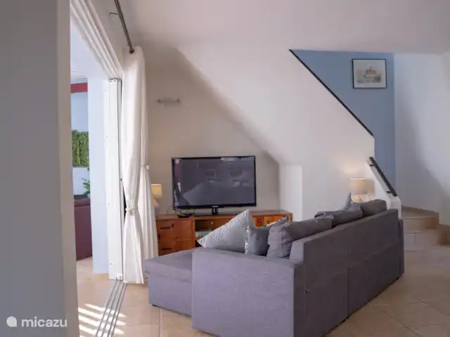 Nemah Curaçao - Azure Haven | Curaçao, Curaçao-Centre, Boca St. Michiel - studio Salon spacieux et ouvert avec un canapé confortable et une télévision moderne.