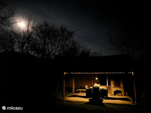 Gárdonyi Haz | Hongrie, Borsod-Abaúj-Zemplén, Sály - maison de vacances Cuisine extérieure éclairée sous la pleine lune - un endroit magique pour des soirées agréables à l’extérieur.
