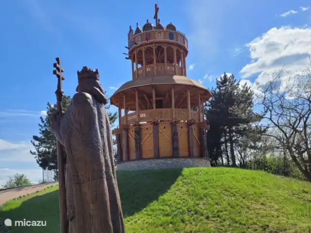 Gárdonyi Haz | Hongrie, Borsod-Abaúj-Zemplén, Sály - maison de vacances Le charmant village de la sculpture sur bois Kisgyor - découvrez ici de magnifiques objets artisanaux et traditionnels artistiques. Ou grimpez le kilátó sur la photo pour une vue panoramique.