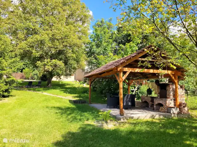 Gárdonyi Haz | Hongrie, Borsod-Abaúj-Zemplén, Sály - maison de vacances Jardin spacieux avec un vieux noyer et une cuisine extérieure couverte confortable - un endroit parfait pour se détendre et manger ensemble à l’extérieur.