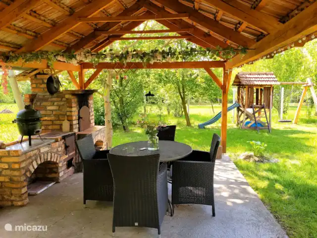 Gárdonyi Haz | Hongrie, Borsod-Abaúj-Zemplén, Sály - maison de vacances Authentique cabane à pizza avec four à bois et barbecue - idéale pour les longues soirées d’été et la cuisine confortable en plein air.
