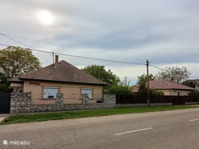 Gárdonyi Haz | Hongrie, Borsod-Abaúj-Zemplén, Sály - maison de vacances Nos deux maisons de vacances sont situées l’une à côté de l’autre et sont idéales pour les grandes familles ou les groupes d’amis jusqu’à 10 personnes. De cette façon, tout le monde peut profiter de l’espace et s’amuser !