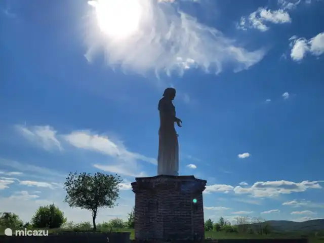 Gárdonyi Haz | Hongrie, Borsod-Abaúj-Zemplén, Sály - maison de vacances Sculpture avec une imposante statue de Marie de 8 mètres de haut - un lieu impressionnant et serein à visiter.