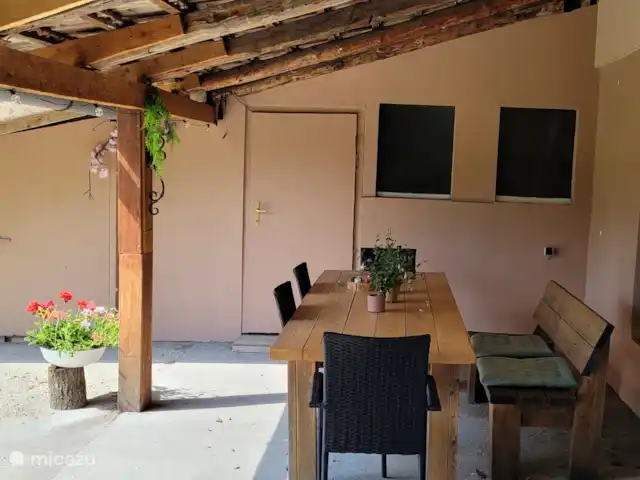 Gárdonyi Haz | Hongrie, Borsod-Abaúj-Zemplén, Sály - maison de vacances Table à manger confortable sous l’auvent - idéale pour les repas d’ambiance à l’extérieur, quel que soit le temps.