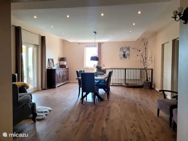 Gárdonyi Haz | Hongrie, Borsod-Abaúj-Zemplén, Sály - maison de vacances Salon lumineux avec table à manger et deux coins salon confortables - parfait pour la détente et la convivialité.