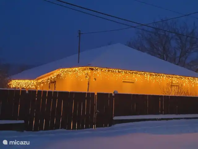 Gárdonyi Haz | Hongrie, Borsod-Abaúj-Zemplén, Sály - maison de vacances En hiver, toute la maison est joliment décorée de lumières - une atmosphère chaleureuse et festive, même en neige. Découvrez aussi la Hongrie enchanteresse en hiver !