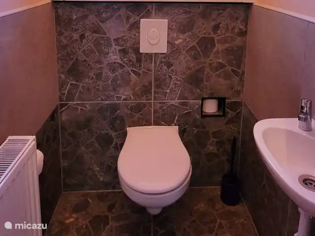 Gárdonyi Haz | Hongrie, Borsod-Abaúj-Zemplén, Sály - maison de vacances Toilettes modernes avec radiateur et lavabo pratique - confort et commodité à l’étage supérieur.