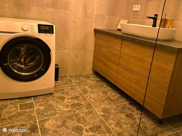 Gárdonyi Haz | Hongrie, Borsod-Abaúj-Zemplén, Sály - maison de vacances Salle de bain avec machine à laver et nombreux rangements. Les serviettes de toilette sont fournies gratuitement.