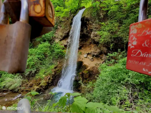 Gárdonyi Haz | Hongrie, Borsod-Abaúj-Zemplén, Sály - maison de vacances Belle cascade à Lillafured - un point culminant de la nature à proximité avec une grotte, un château et un lac. Parfait pour une journée pleine d’aventure et de détente.