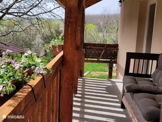 Gárdonyi Haz | Hongrie, Borsod-Abaúj-Zemplén, Sály - maison de vacances Sur la véranda se trouve un vieux banc d’où vous avez une vue magnifique sur le jardin et les collines au soleil du matin.