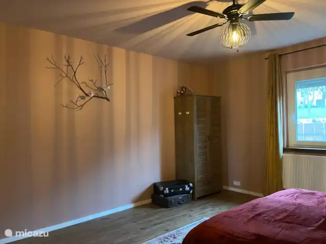 Gárdonyi Haz | Hongrie, Borsod-Abaúj-Zemplén, Sály - maison de vacances Cette chambre dispose d’une armoire spacieuse pour toutes vos affaires et d’un ventilateur de plafond silencieux pour une température agréable.