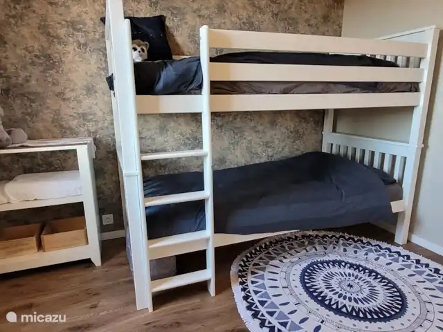 Gárdonyi Haz | Hongrie, Borsod-Abaúj-Zemplén, Sály - maison de vacances La troisième chambre avec lits superposés et commode - un espace pratique et confortable.
