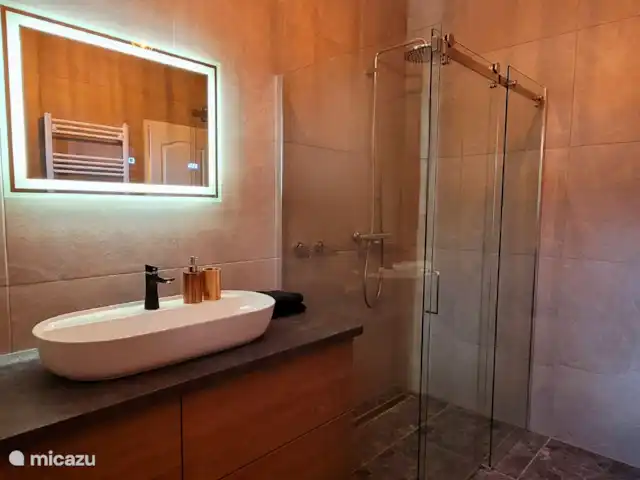 Gárdonyi Haz | Hongrie, Borsod-Abaúj-Zemplén, Sály - maison de vacances Douche à l'italienne spacieuse, 4 tiroirs spacieux pour ranger vos affaires, radiateur et radiateur électrique pour plus de confort. Voici également la machine à laver que vous pouvez utiliser (payant). Le miroir LED est chauffant.