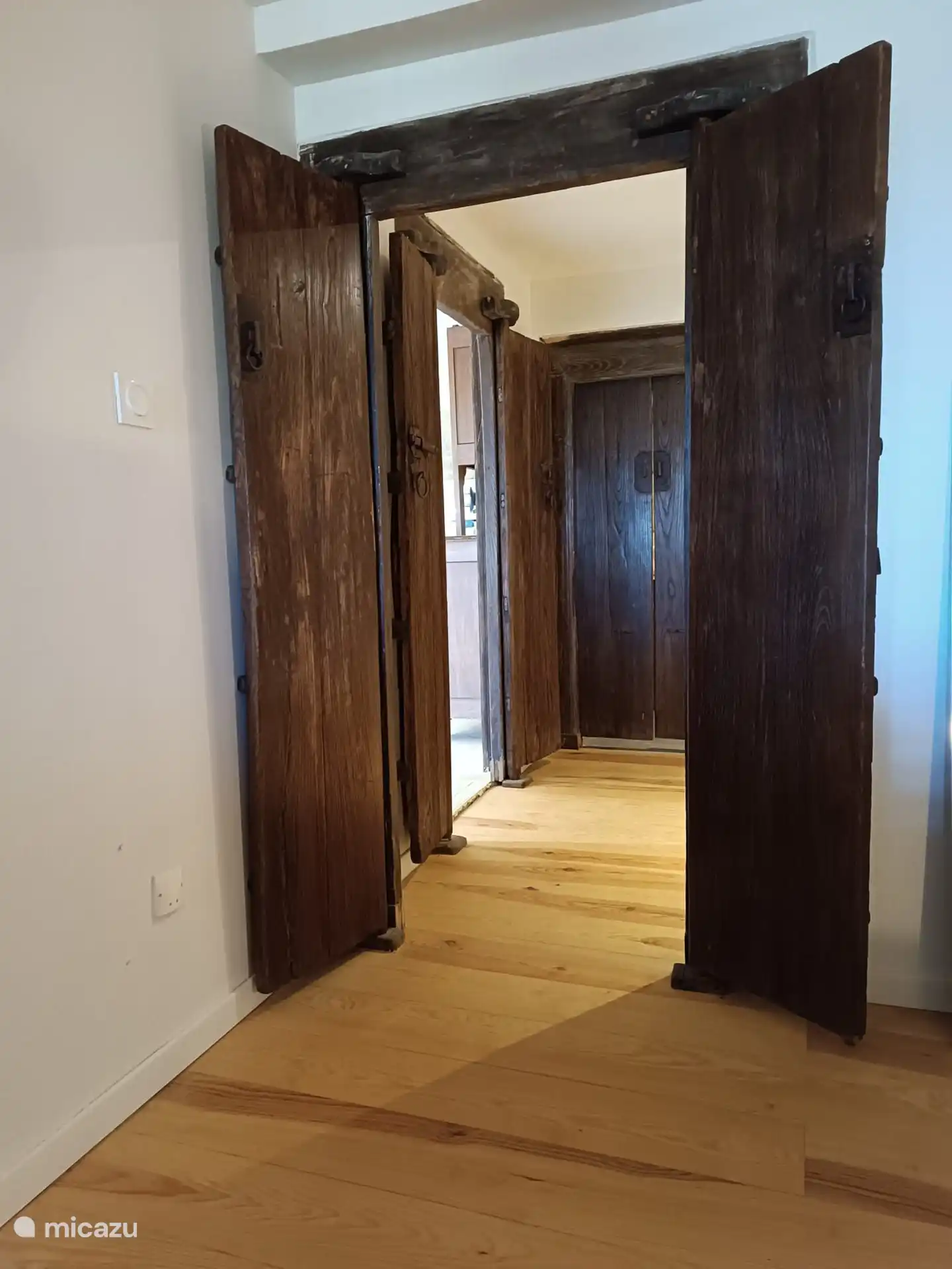 Hall/chambre intermédiaire avec canapé-lit