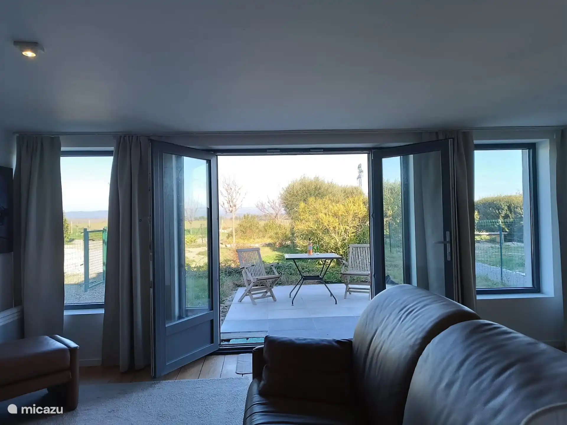 séjour avec vue sur la terrasse/jardin