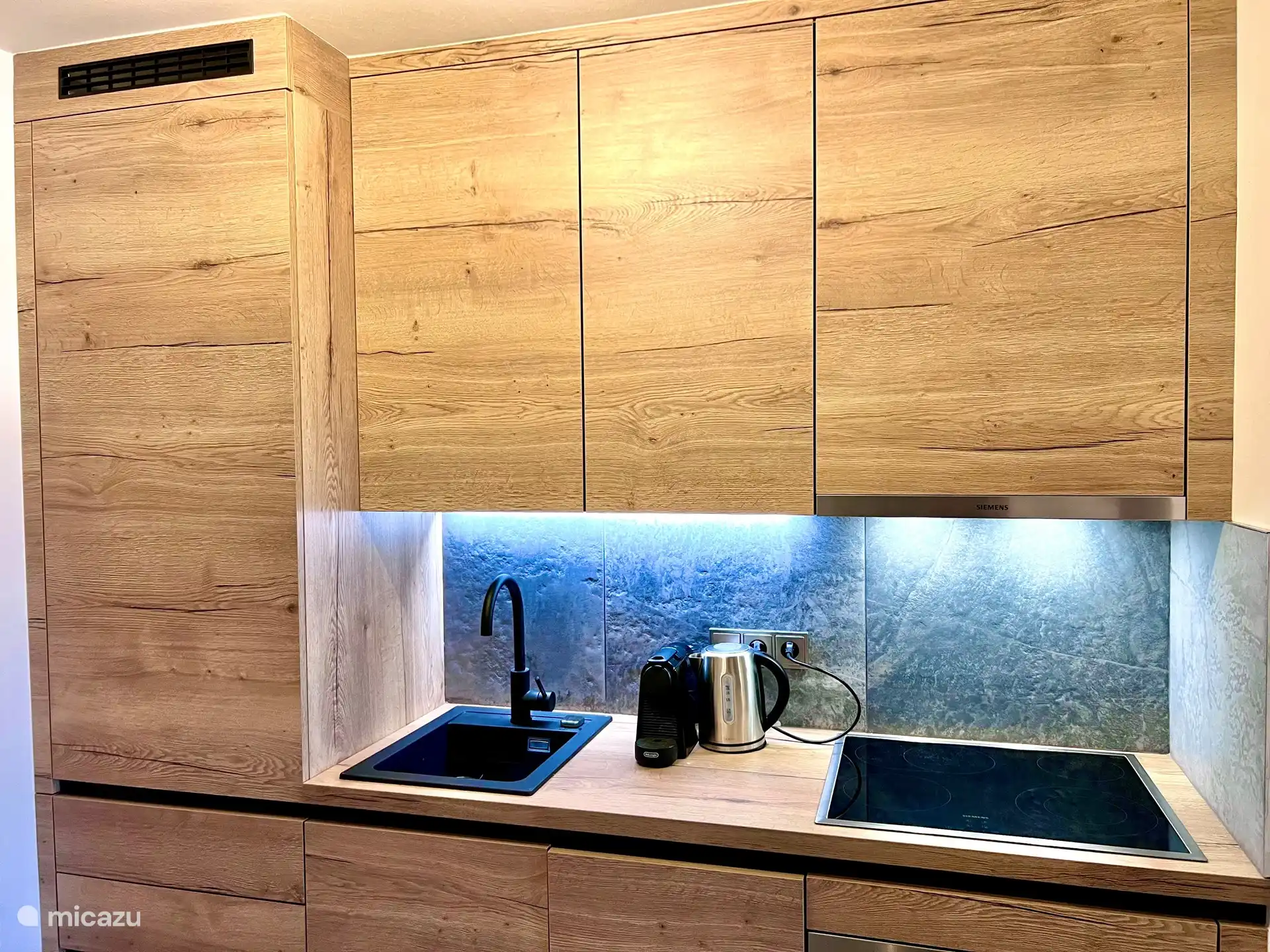 Keuken met vaatwasser, combi oven-magnetron, koelkast met vriesvak, keramische kookplaat, Nespresso apparaat, waterkoker