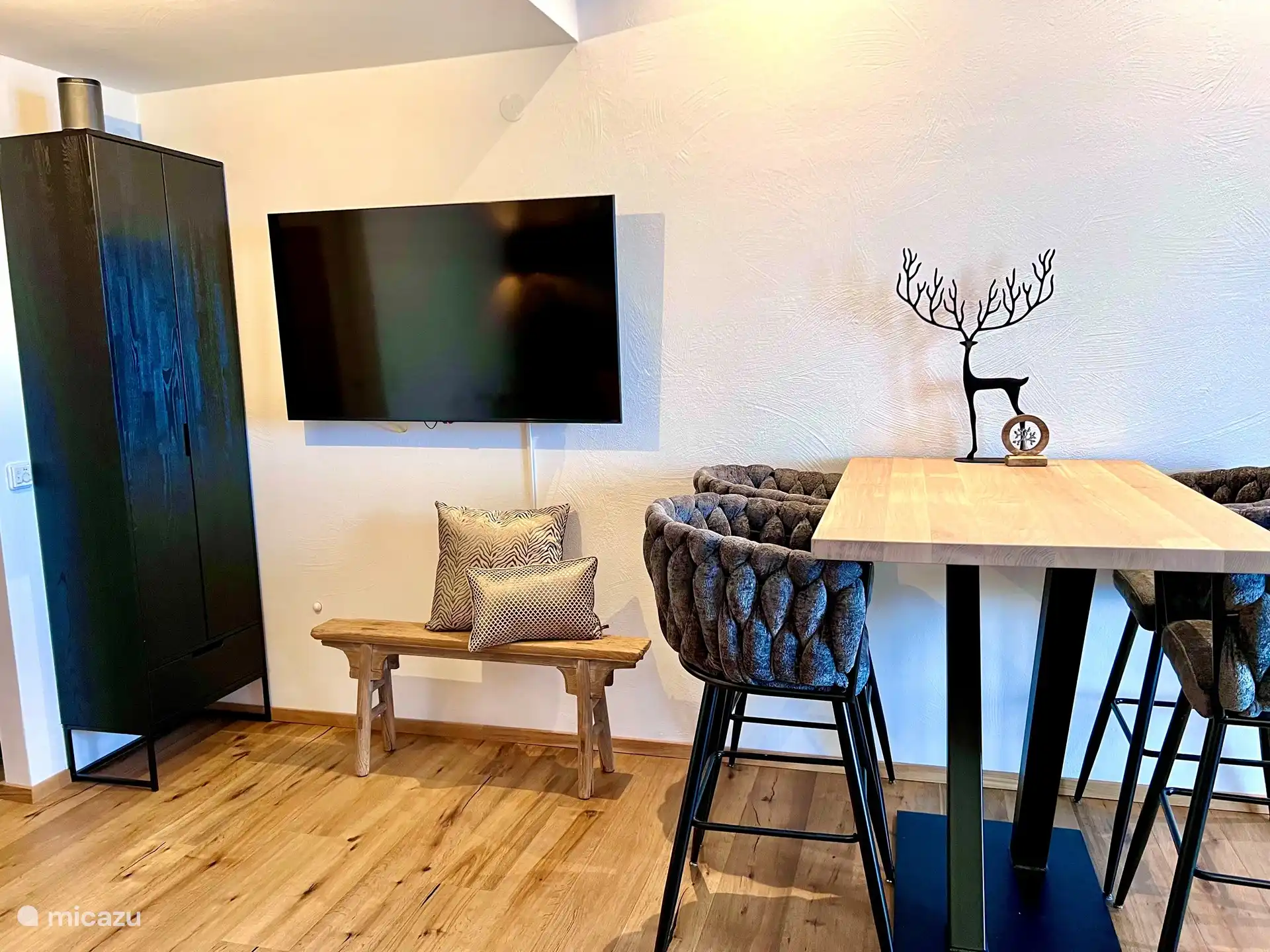 Boomstam eetbar met luxe barstoelen