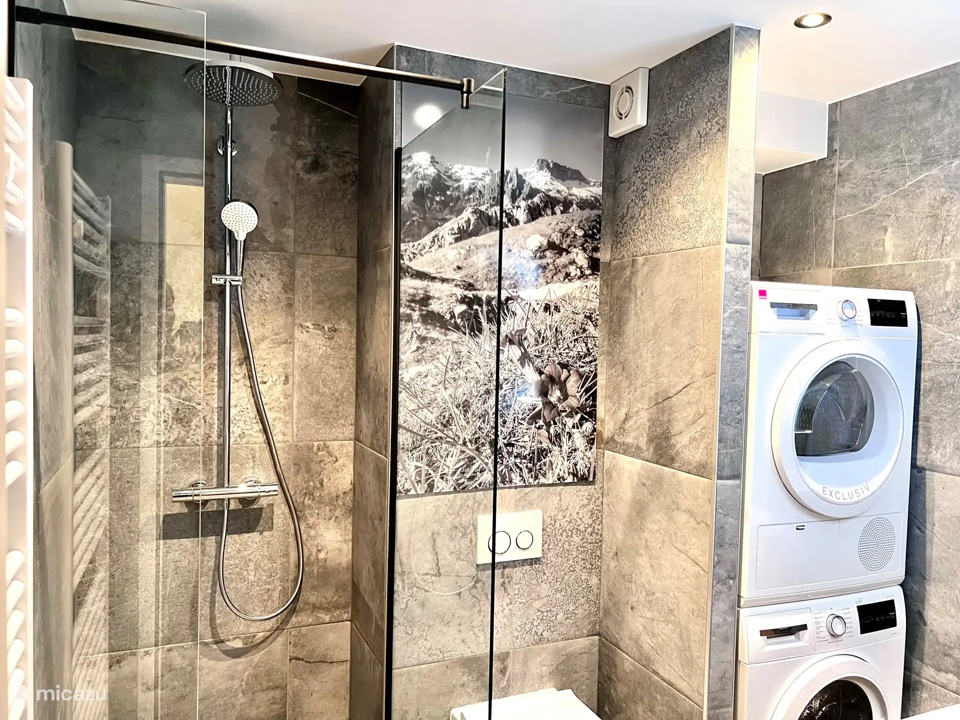 Badkamer met toilet, inloopdouche, dubbele wasbak, wasmachine en droger