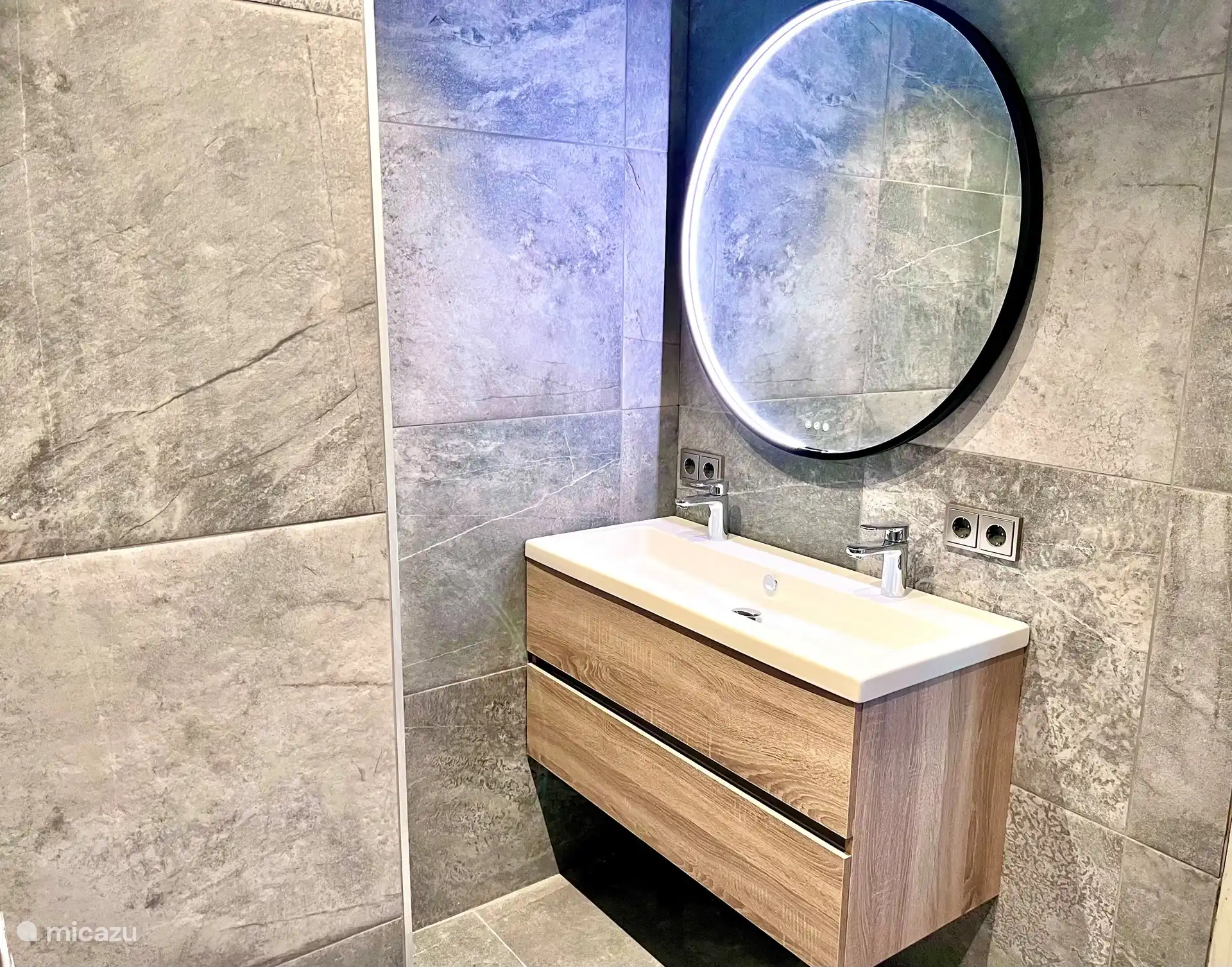 Badkamer, dubbele wasbak met luxe spiegel met ledverlichting