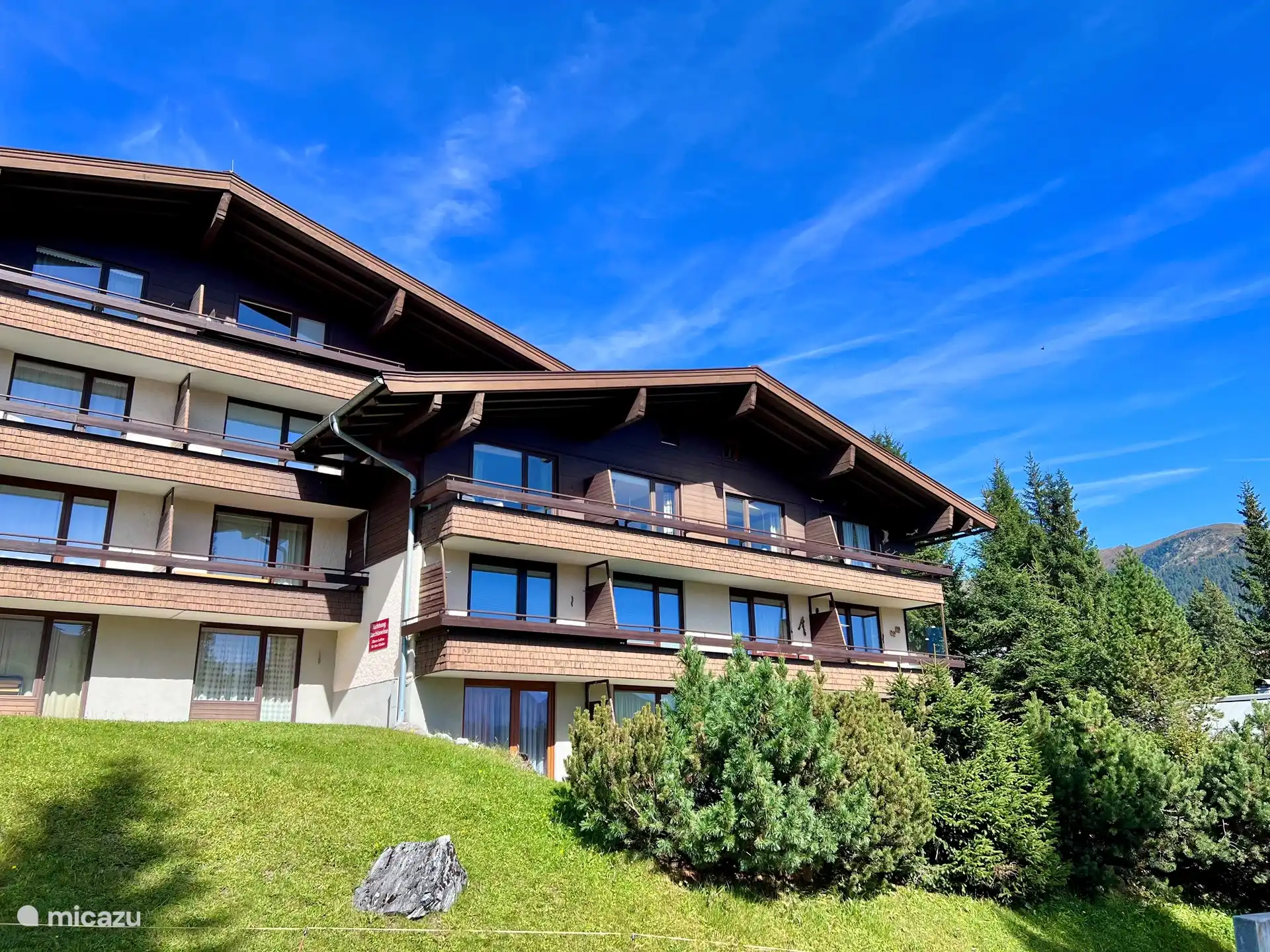 Aanzicht zomer, balkon pal op het zuiden, bovenste verdieping