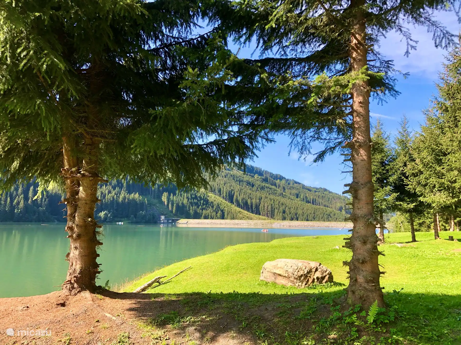 Het grote hooggelegen stuwmeer Durlaßboden is een populaire bestemming in de zomermaanden. U kunt zwemmen bij de zeil- en surfschool aan de steiger en bij de ligweide aan de linkeroever van het meer met een speeltuin en barbecuefaciliteiten. De watertemperatuur kan oplopen tot 21°C in de zomer.