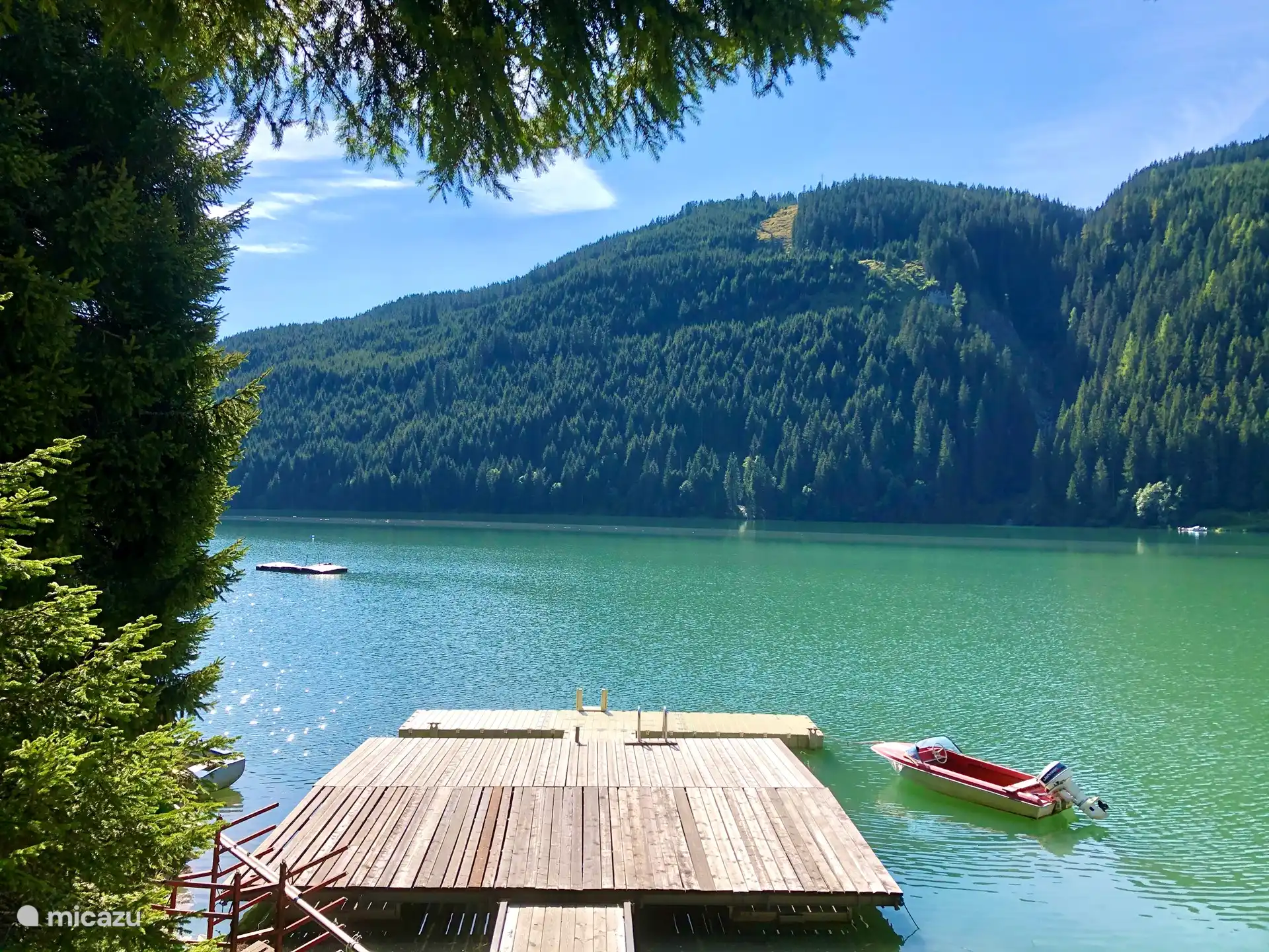 Het grote hooggelegen stuwmeer Durlaßboden is een populaire bestemming in de zomermaanden. U kunt zwemmen bij de zeil- en surfschool aan de steiger en bij de ligweide aan de linkeroever van het meer met een speeltuin en barbecuefaciliteiten. De watertemperatuur kan oplopen tot 21°C in de zomer.