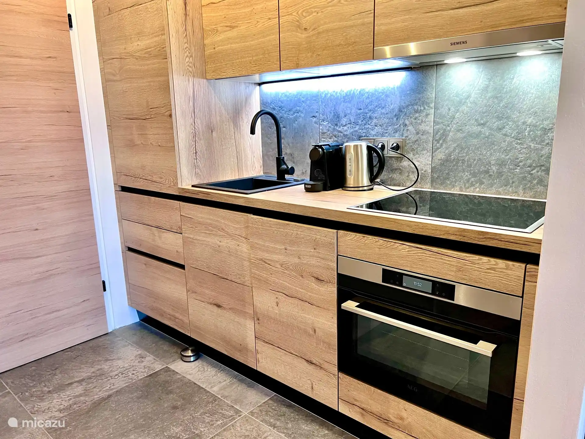 Keuken met vaatwasser, combi oven-magnetron, koelkast met vriesvak, keramische kookplaat, Nespresso apparaat, waterkoker