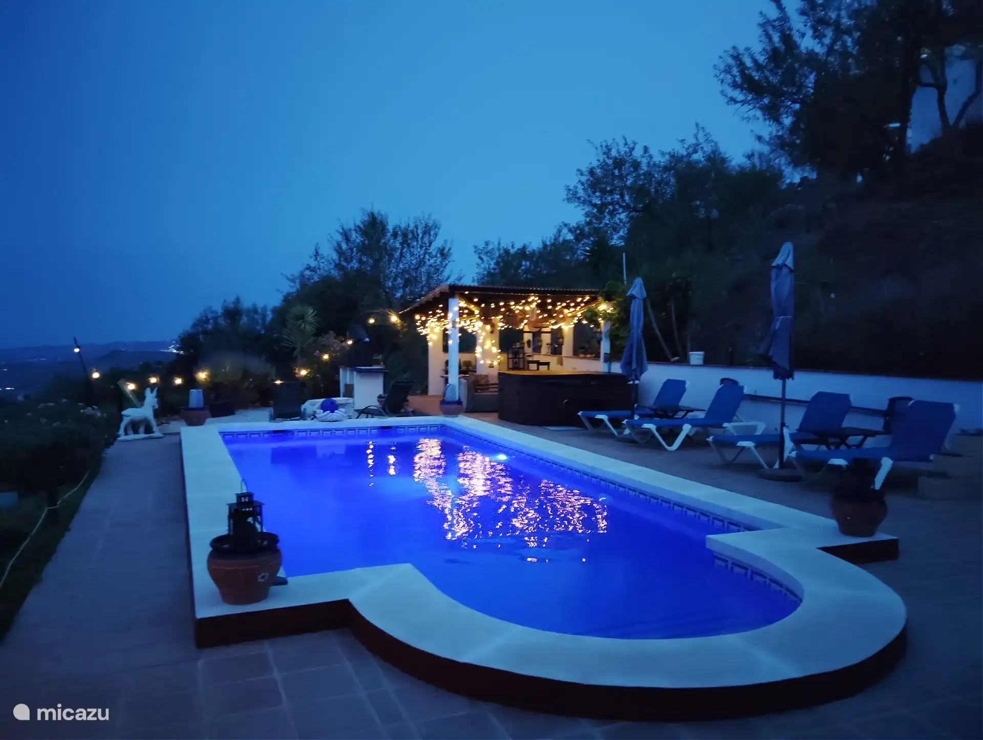 Pool und Beleuchtung