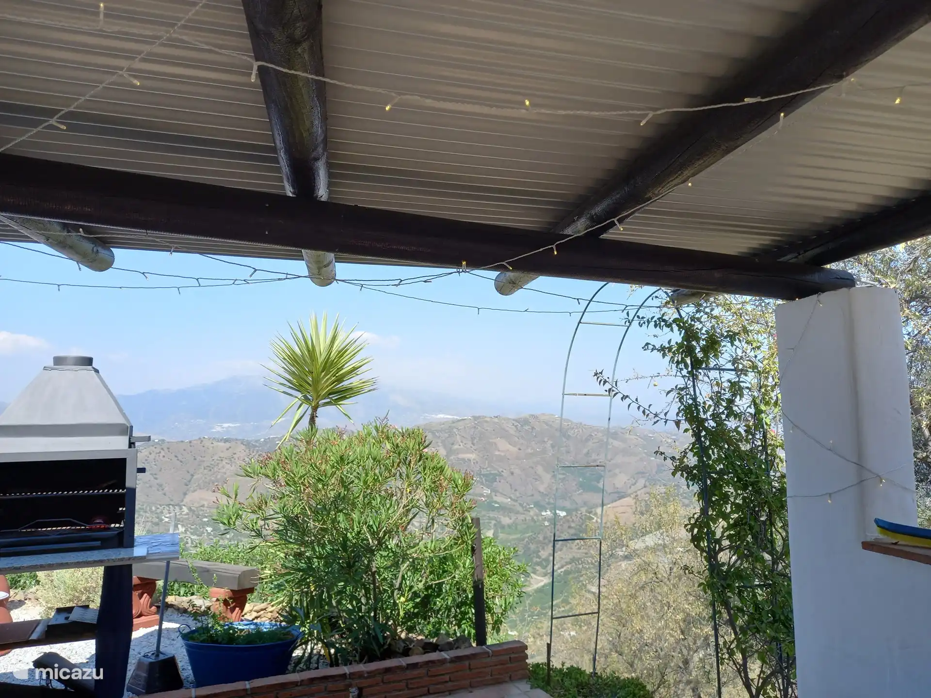 Grillplatz und überdachte Terrasse