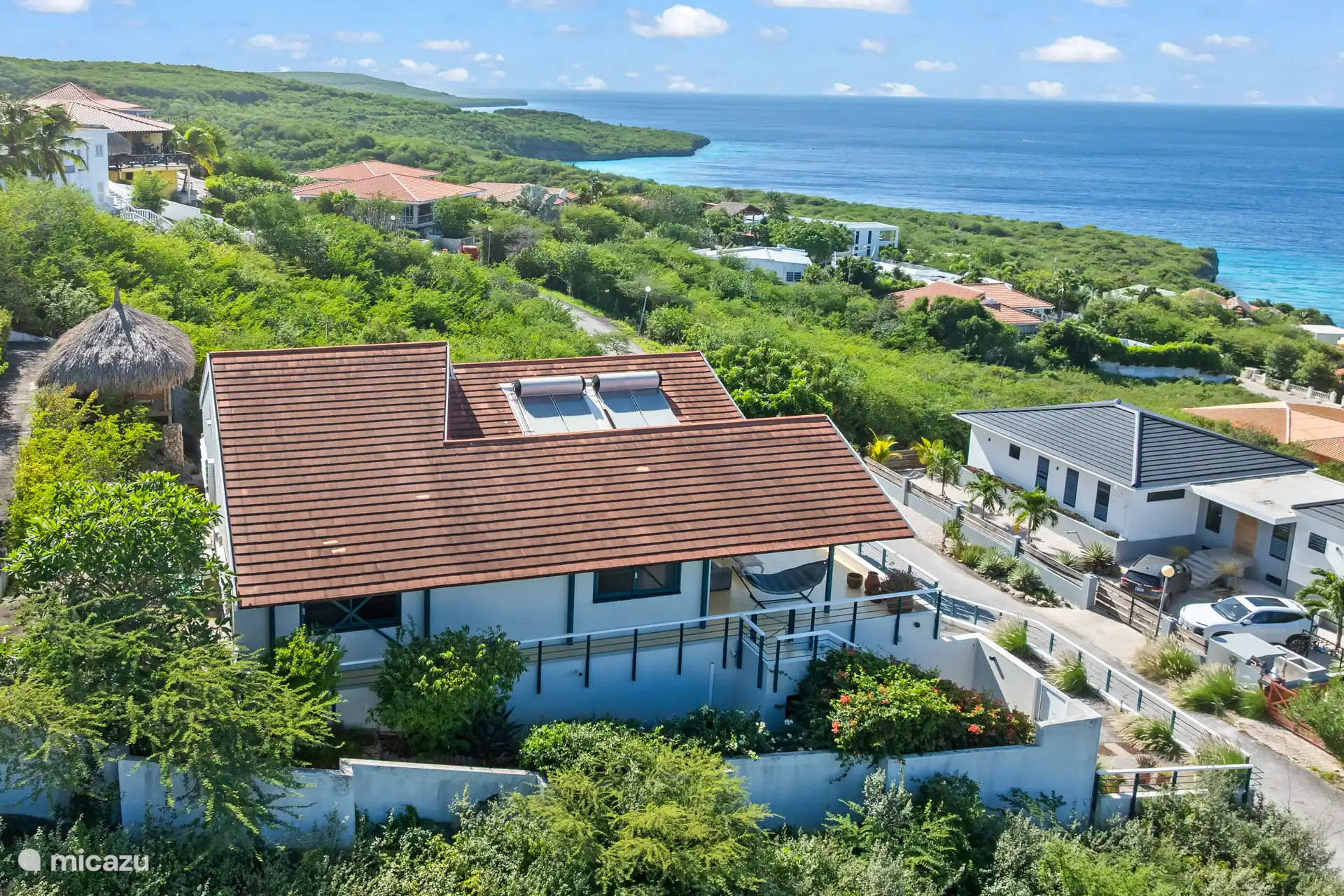 Situé dans un quartier magnifique ; Cas Abou.
