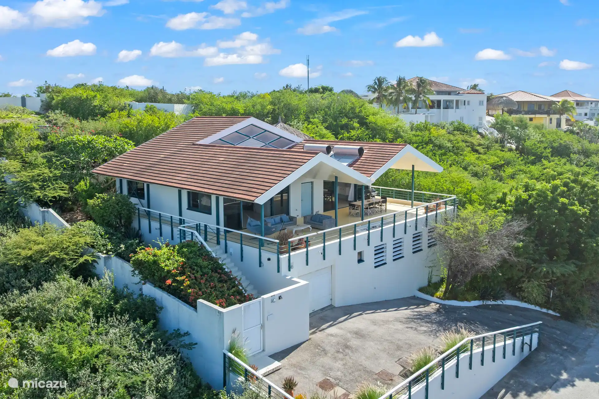 Vue de face de la maison.