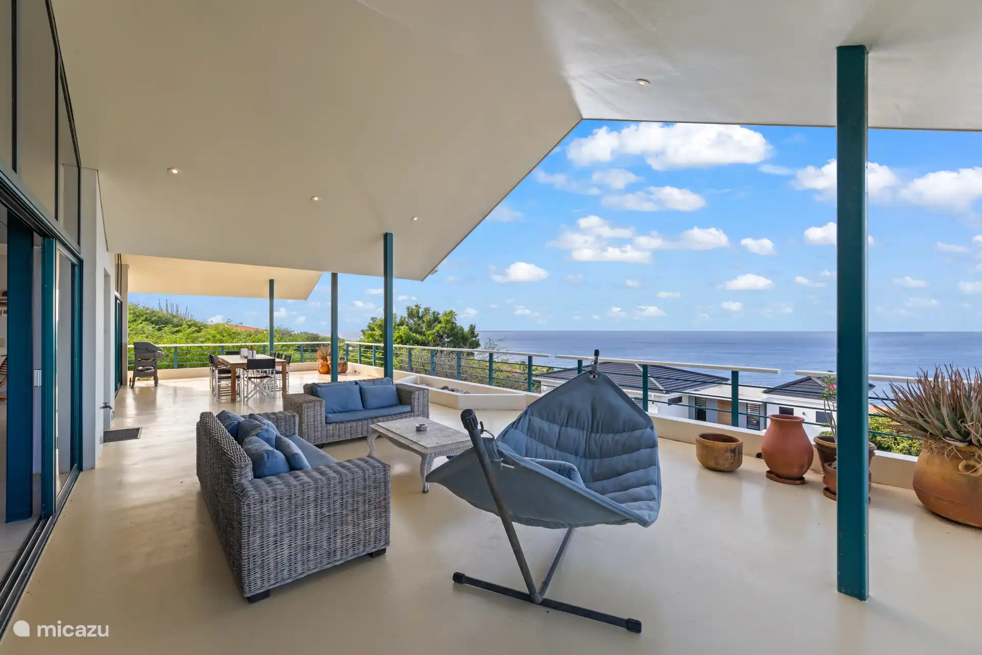 Cette véranda est idéale pour se détendre en paix.