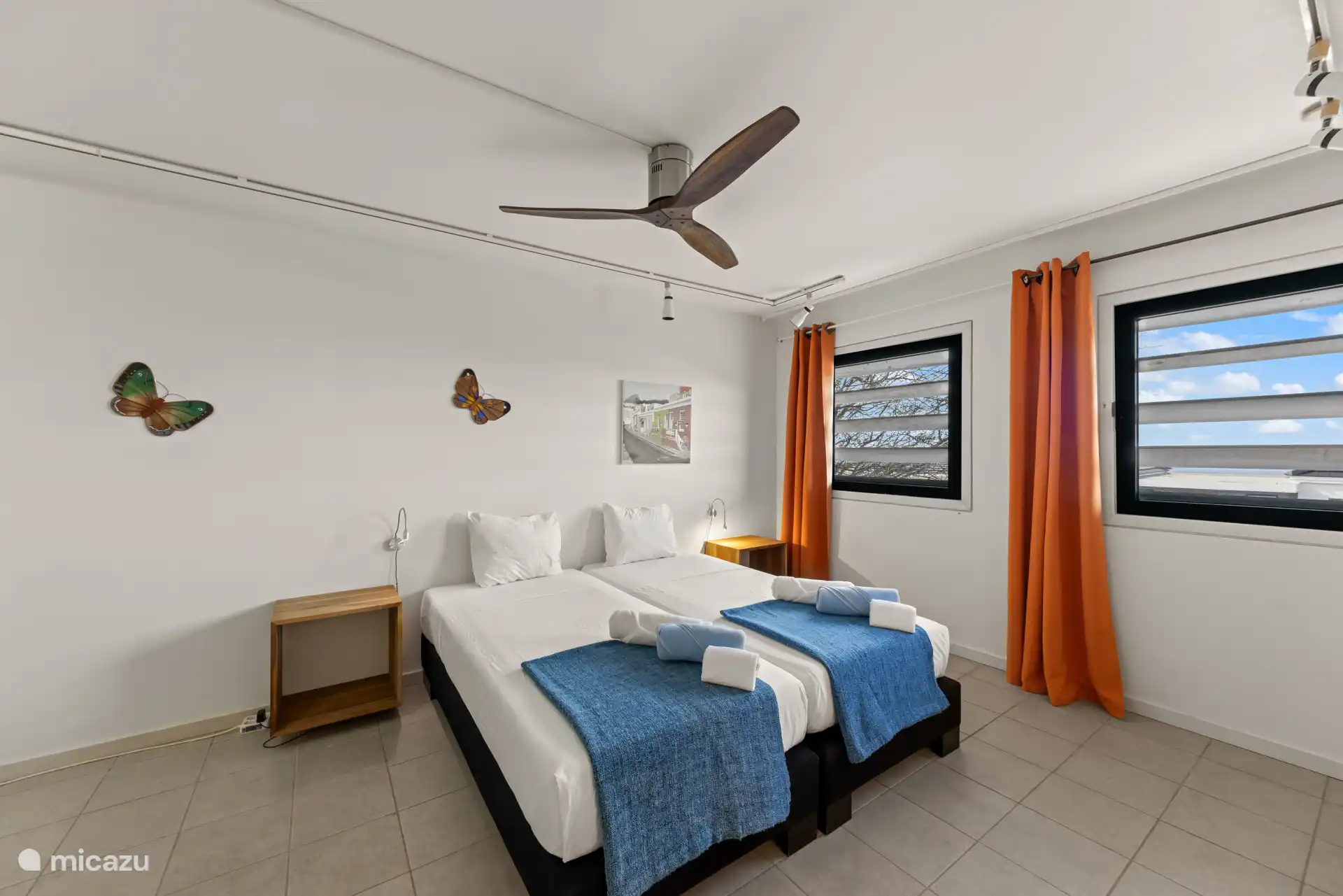 Chambre 3 avec climatisation et salle de bain privée.