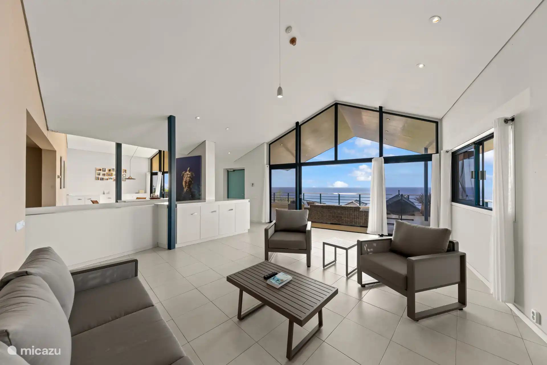 Salon spacieux à aire ouverte, avec vue sur la mer.