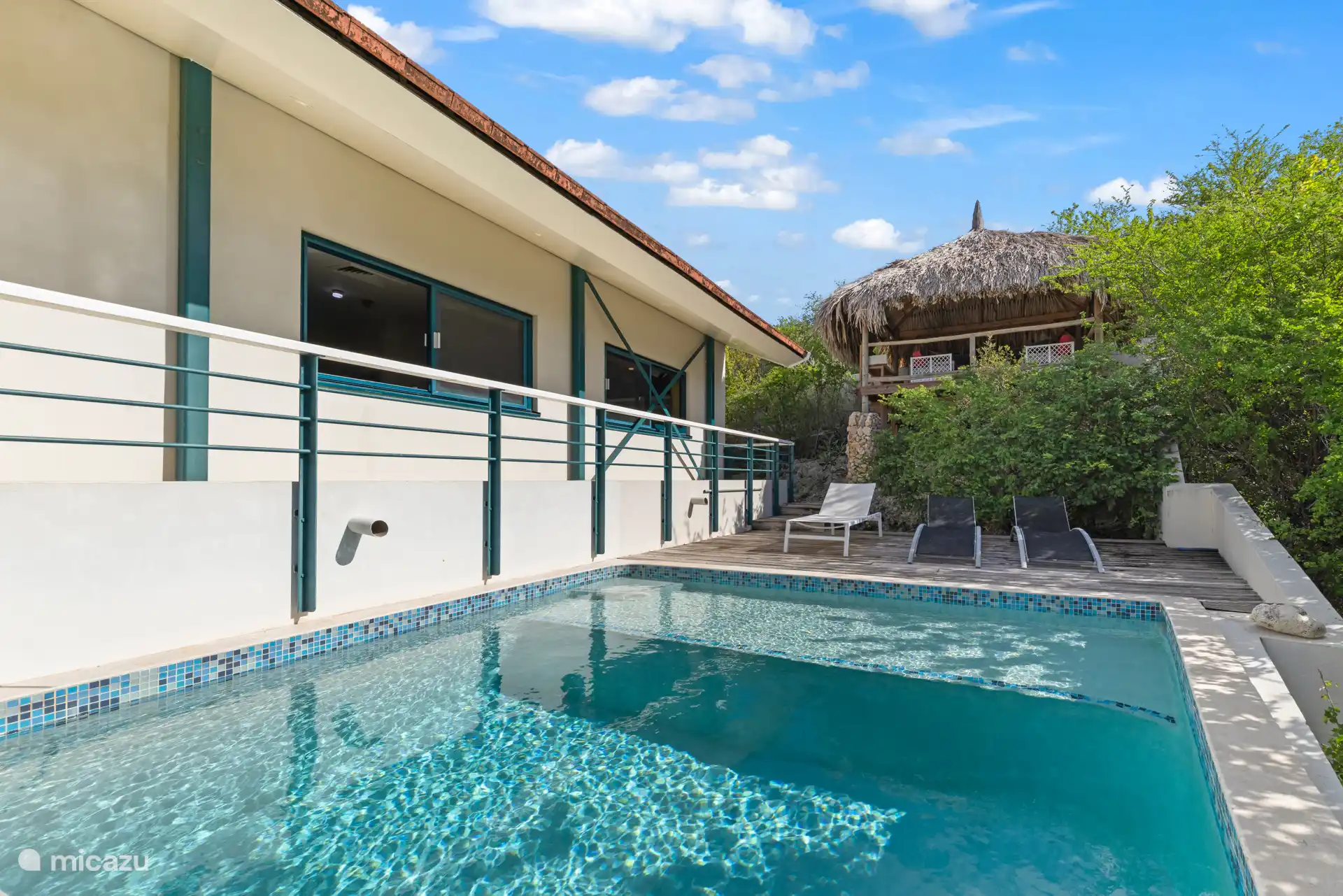 La villa dispose d’une piscine privée.