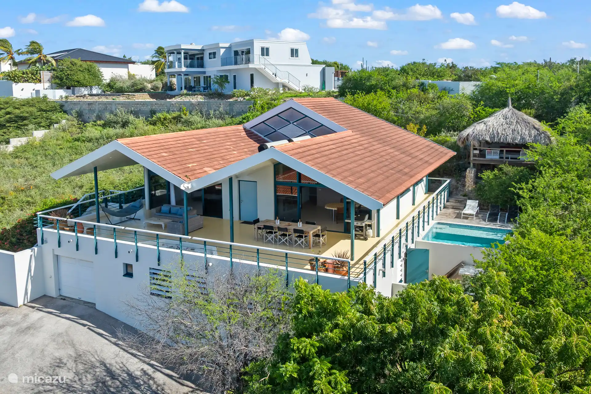 Villa spacieuse sous le soleil des Caraïbes avec piscine privée et véranda spacieuse.