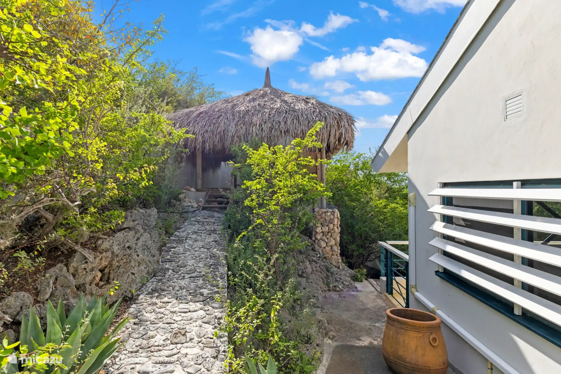 Il y a aussi un palapa avec un salon dans la cour. C’est super de prendre un verre ensemble.