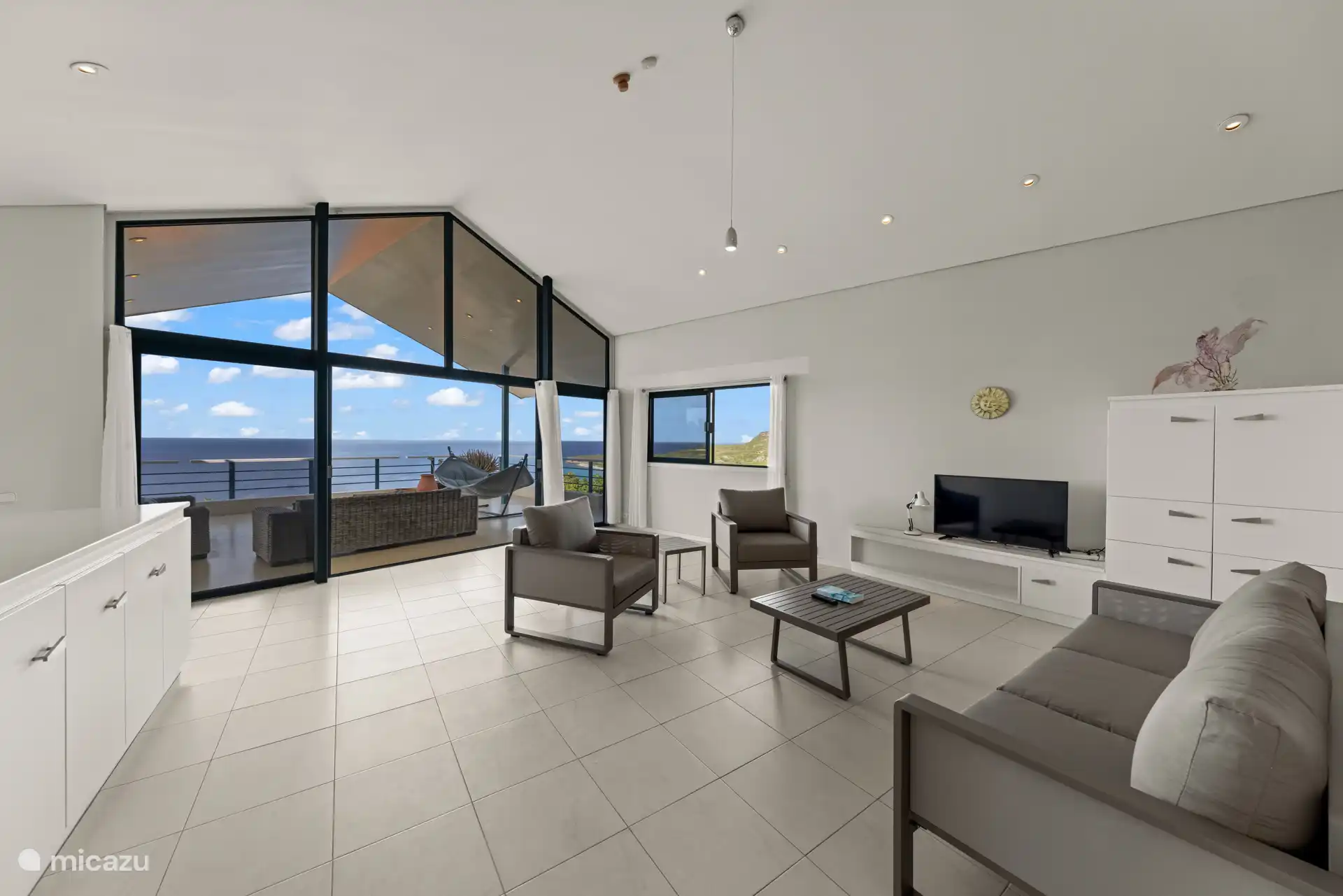 L’espace de vie ouvert s’étend sans interruption vers un grand porche.