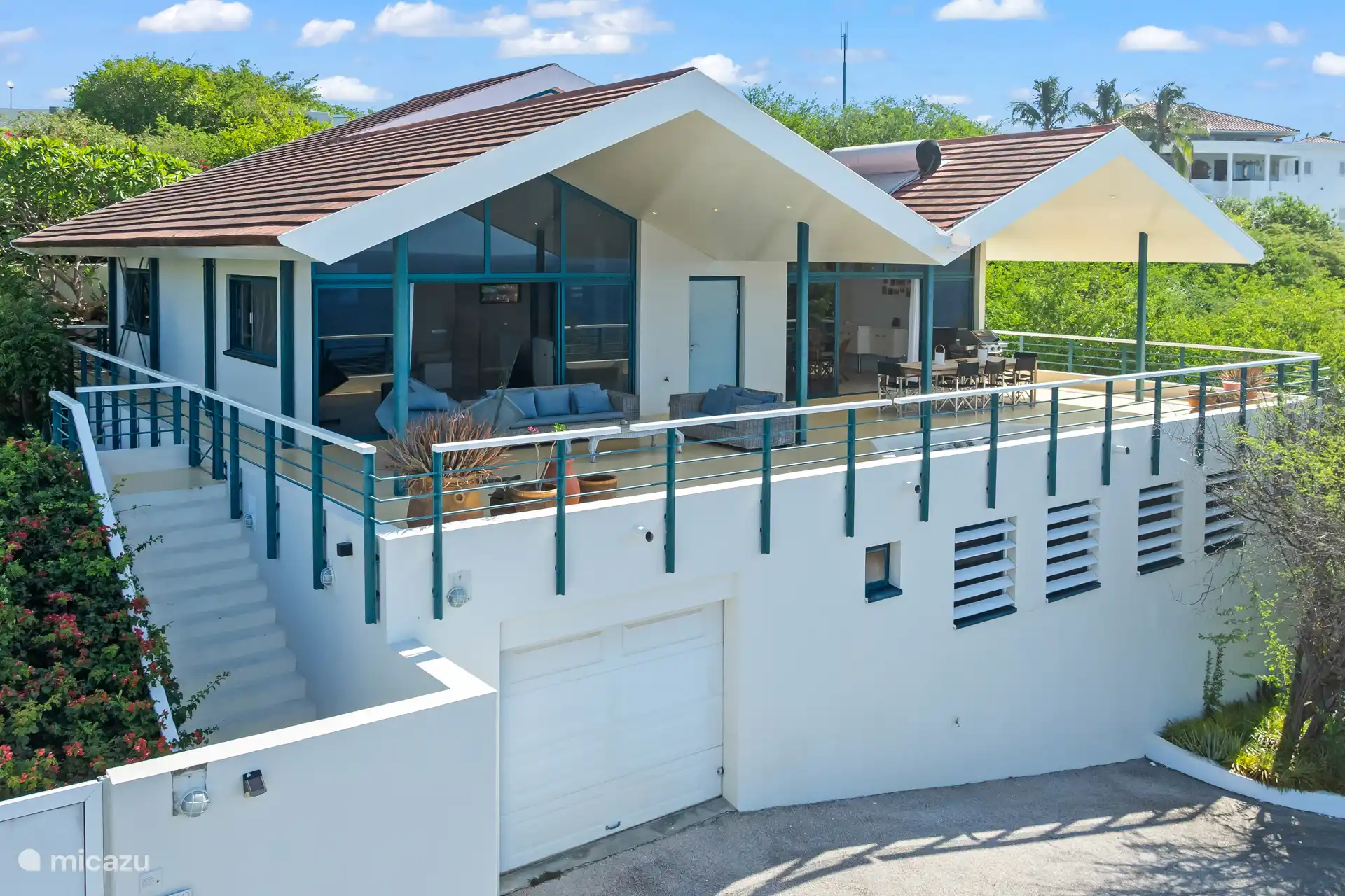 La villa dispose d’une piscine privée et d’un large porche, idéal pour se détendre en paix.