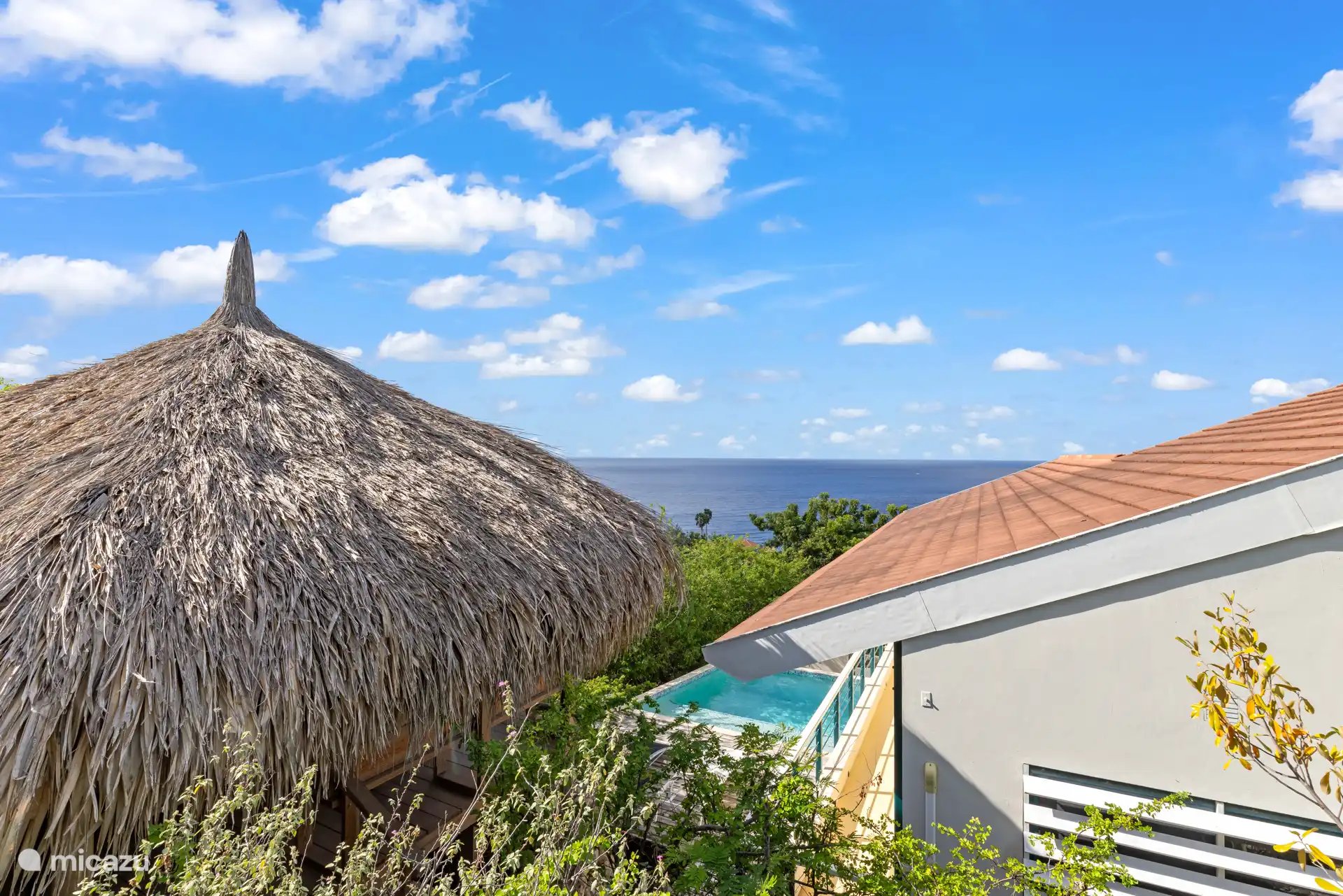 La villa est en hauteur, donc elle offre une vue magnifique.