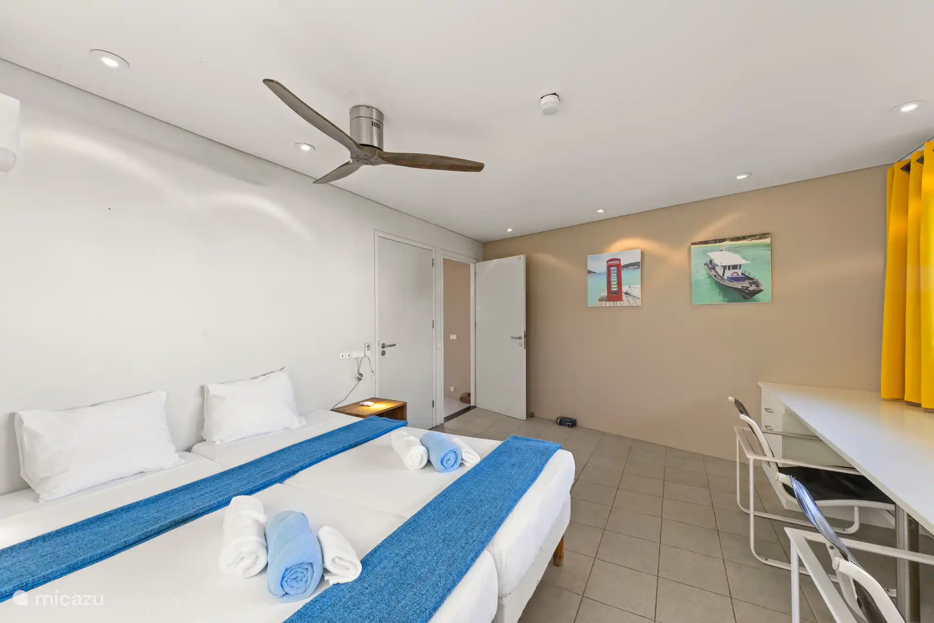 Chambre avec un possible lieu de travail, grand bureau disponible.