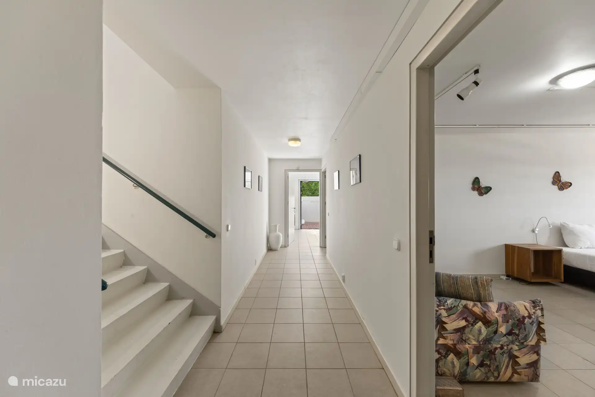 Deux chambres sont situées à un étage inférieur.