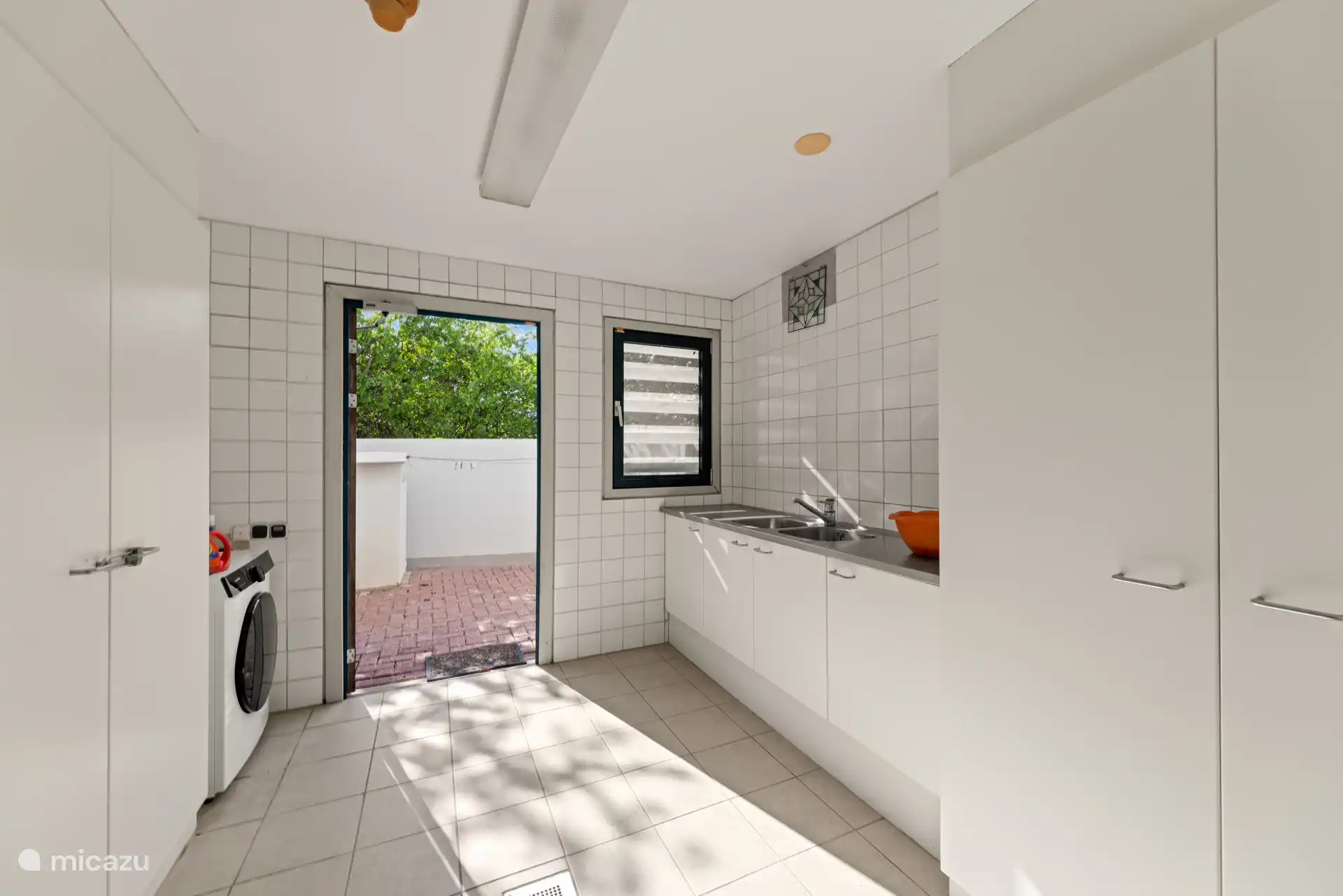 Buanderie, avec machine à laver à la disposition.