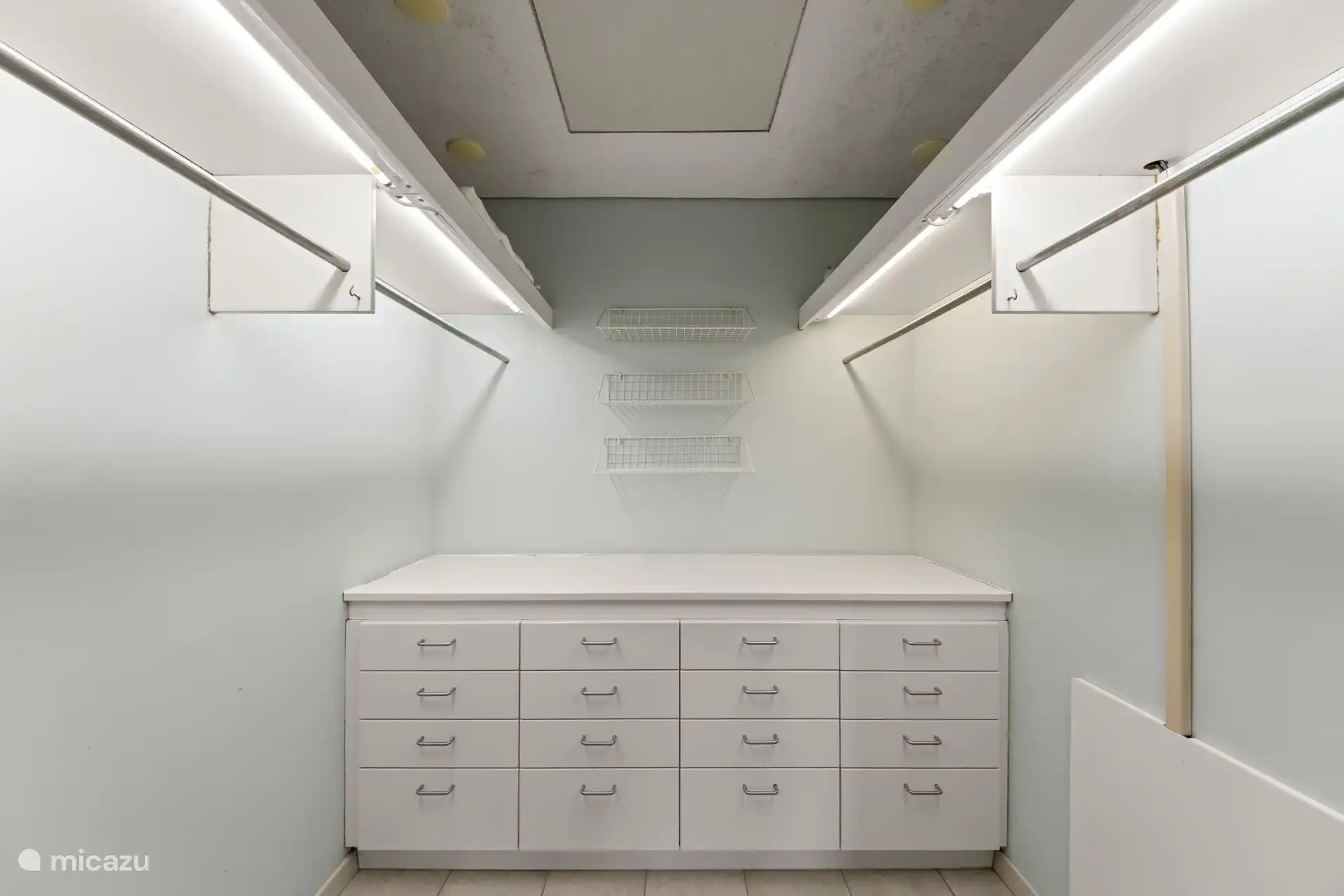 Dressing dans la chambre principale.