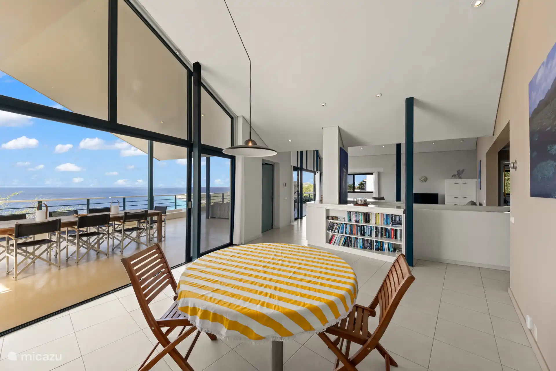 Une petite table à manger est disponible à l’intérieur. Il y a aussi des livres à lire.