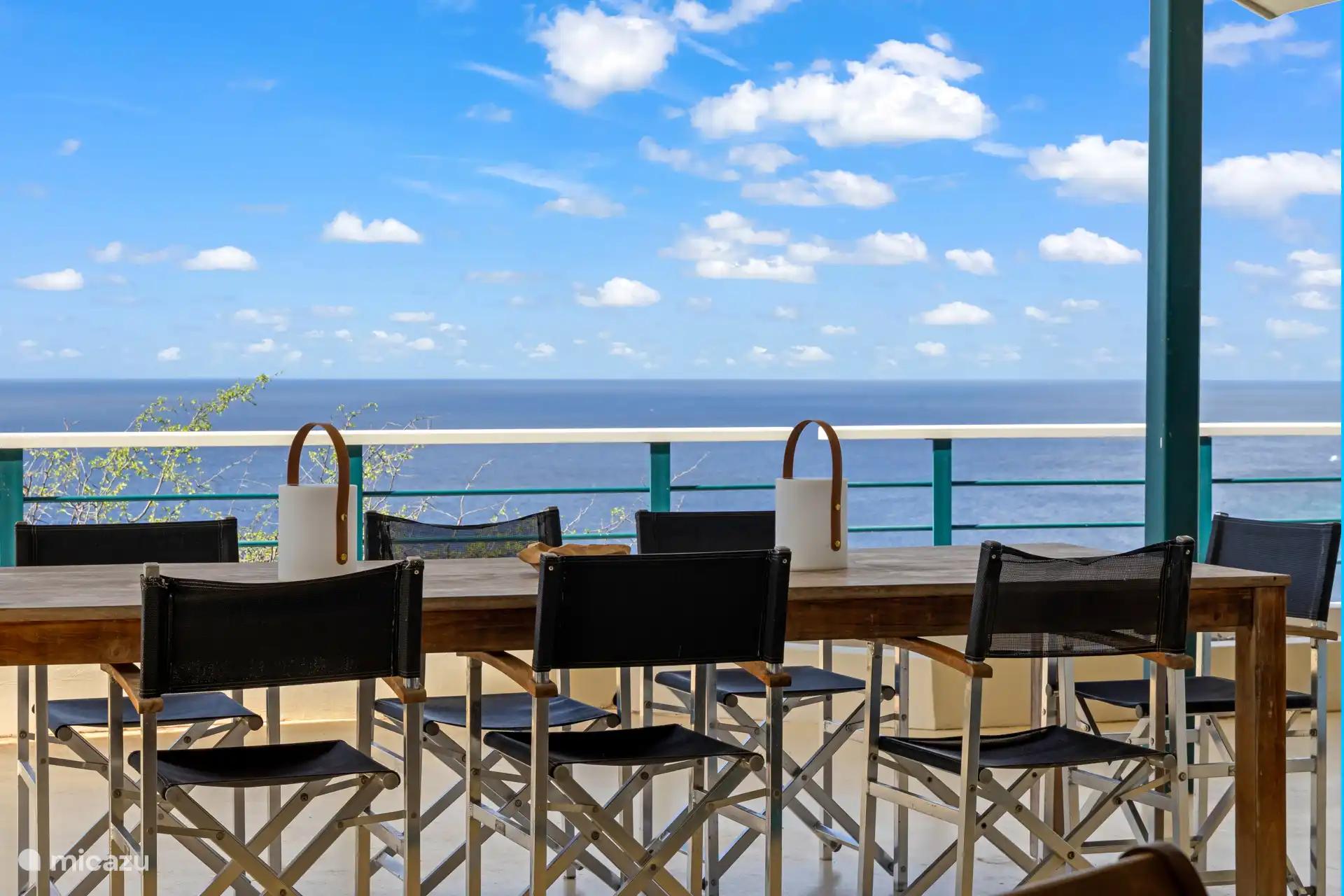 Grande table à manger pour dîner ensemble et profiter du coucher de soleil.