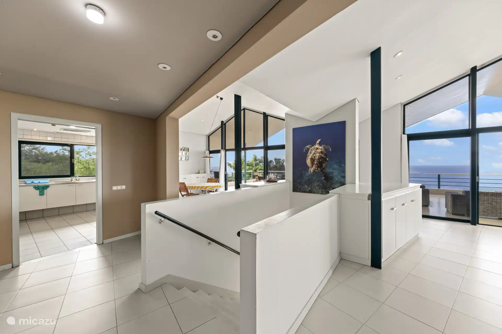 La villa compte deux étages.